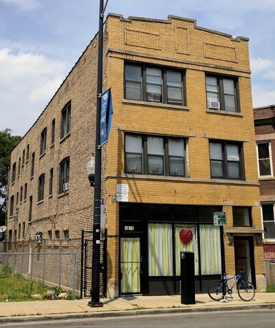 4810 W Armitage Ave, Unit 1R in Chicago, IL - Building Photo