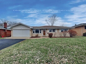 439 W Lake Park Dr in Addison, IL - Building Photo