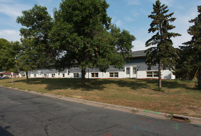 Rustic Manor in Minneapolis, MN - Foto de edificio - Building Photo