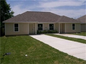 2418 Morning Glory Dr in Pasadena, TX - Building Photo