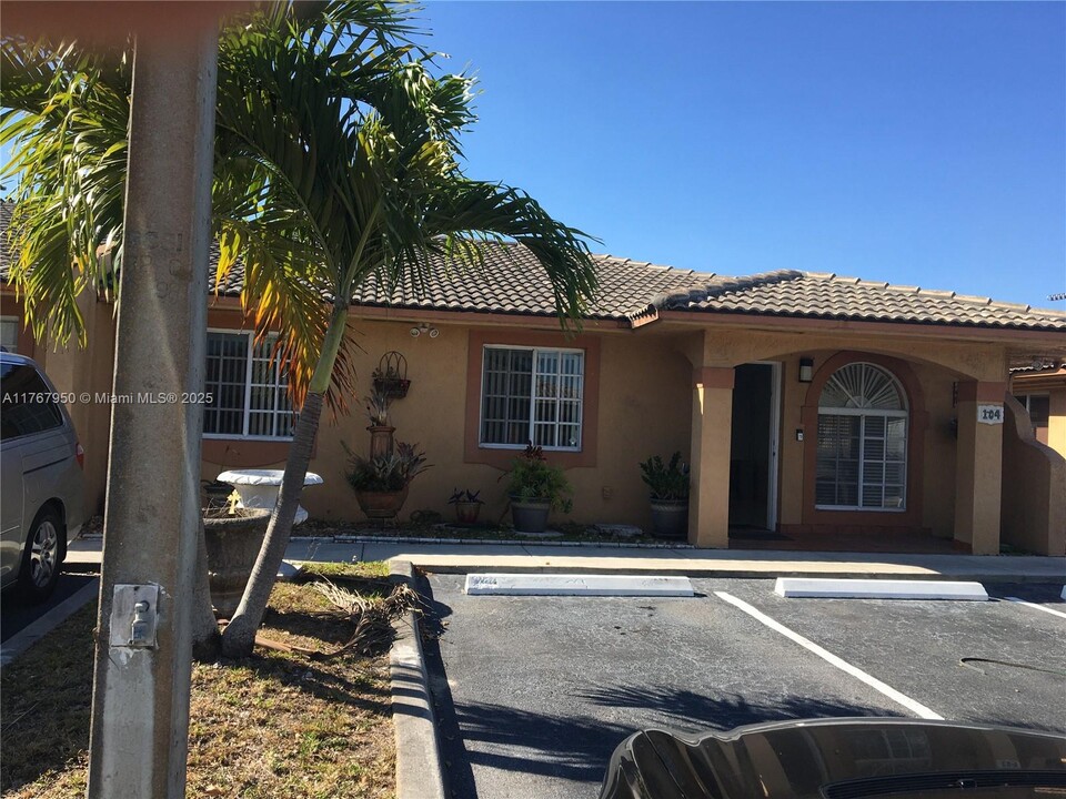 7020 W 35th Ave in Hialeah, FL - Building Photo