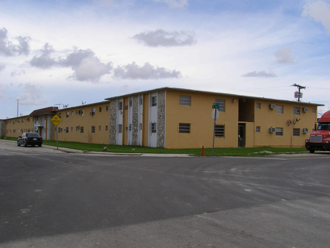 7000 SW 23rd St in Miami, FL - Building Photo - Building Photo