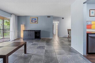 3083 N Oakland Forest Dr, Unit 206 in Oakland Park, FL - Building Photo - Building Photo