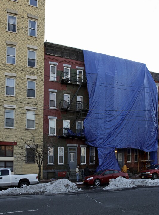 151 Christopher Columbus Dr in Jersey City, NJ - Foto de edificio