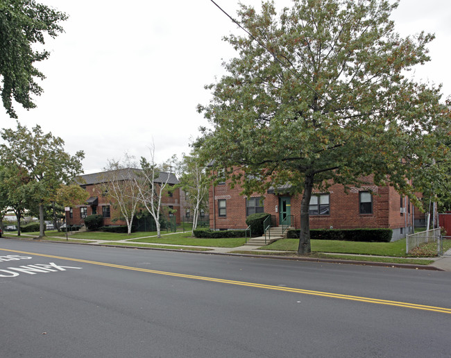 121-16-121-46 Farmers Blvd in Jamaica, NY - Foto de edificio - Building Photo