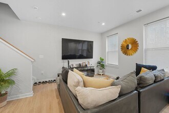 707 Thomas Ln in Manassas Park, VA - Foto de edificio - Building Photo