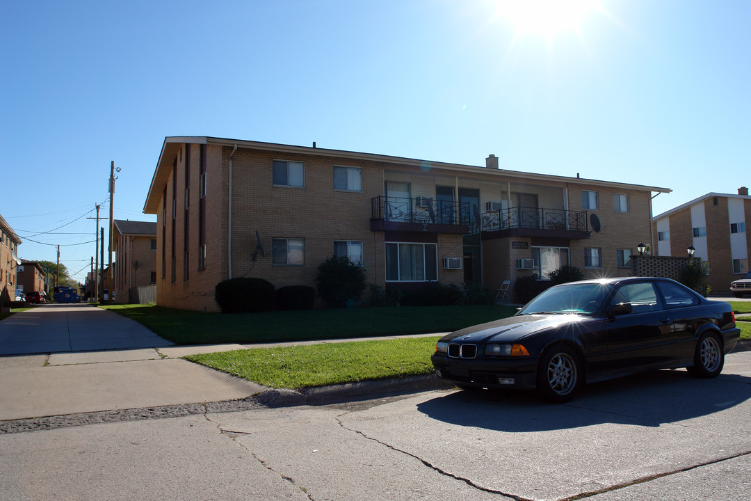 Diplomat Apartments in Warren, MI - Foto de edificio