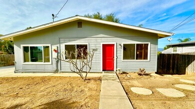 445 Debby St in Fallbrook, CA - Building Photo - Building Photo