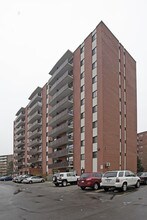 45 Paisley Blvd in Mississauga, ON - Building Photo - Building Photo
