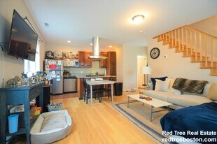 4 North Crescent Circuit, Unit 1 in Boston, MA - Building Photo