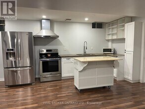 15 Birchpark Dr in Whitby, ON - Building Photo - Building Photo