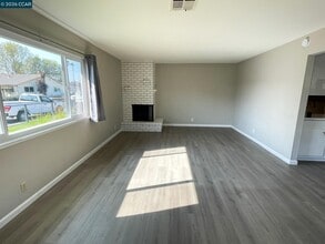 4643 W Rishell Ct in Concord, CA - Building Photo - Building Photo