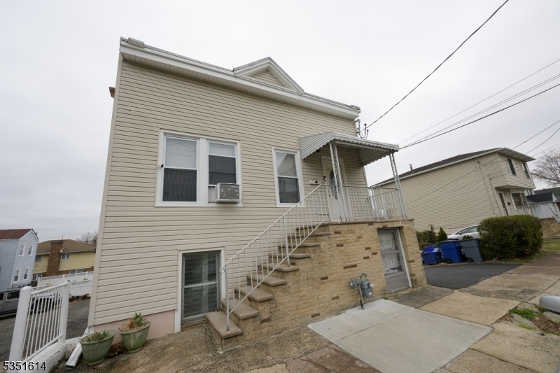 215 Malcolm Ave in Garfield, NJ - Foto de edificio
