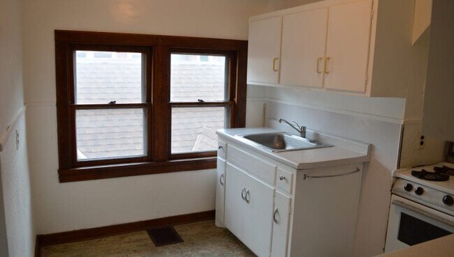 16 N Broom St, Unit 3 in Madison, WI - Building Photo - Building Photo