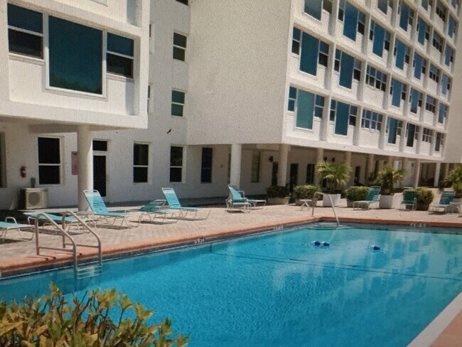 33 S Gulfstream Ave, Unit 704A in Sarasota, FL - Building Photo - Building Photo