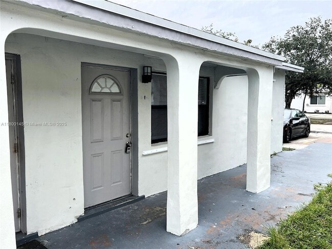 2226 Cody St, Unit 1-2 in Hollywood, FL - Building Photo - Building Photo