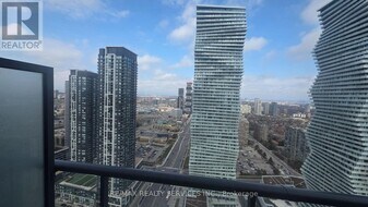 448 Burnhamthorpe Rd W in Mississauga, ON - Building Photo