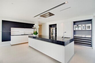 1000 Biscayne Blvd, Unit 2302 in Miami, FL - Foto de edificio - Building Photo