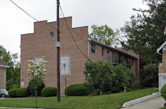 4126 W Eighth St in Cincinnati, OH - Foto de edificio - Building Photo