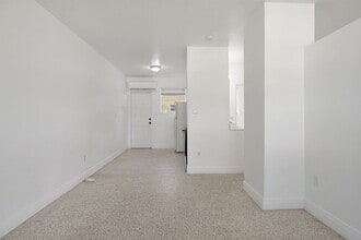 150 NW 78th St, Unit 1 in Miami, FL - Foto de edificio - Building Photo