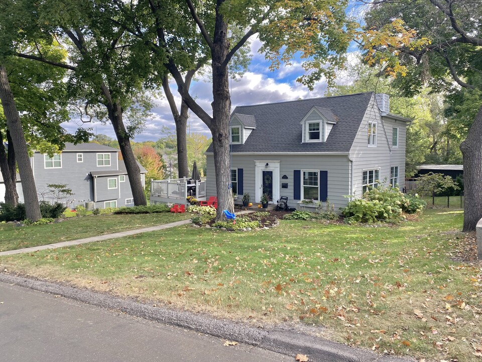 254 Benton Ave in Wayzata, MN - Foto de edificio