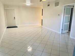 140 NE 19th Ct, Unit 101E in Wilton Manors, FL - Foto de edificio - Building Photo