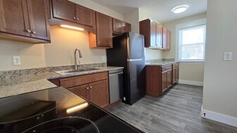 39 W School St, Unit B in Westfield, MA - Building Photo