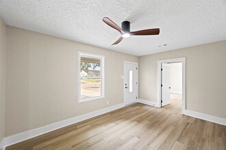 10211 Glenmawr Dr in Houston, TX - Foto de edificio - Building Photo