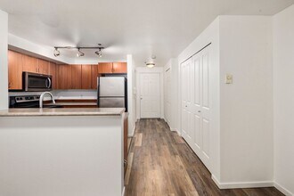 8745 Greenwood Ave N APT 207,, Unit 207 in Seattle, WA - Foto de edificio - Building Photo
