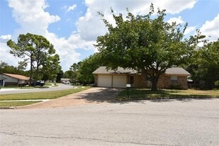 1906 Devonshire Ct in Arlington, TX - Building Photo