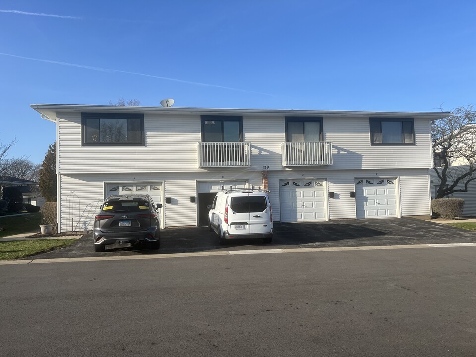 139 Brewster Ct, Unit A in Bloomingdale, IL - Building Photo
