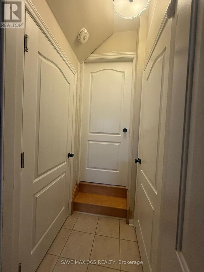 1647 Beard Dr in Milton, ON - Building Photo - Building Photo