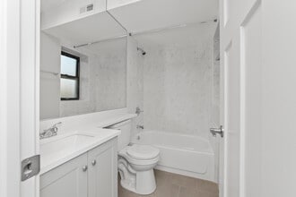 1131 Oak Ave, Unit E2 in Evanston, IL - Foto de edificio - Building Photo