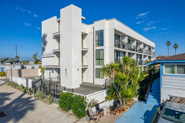 Welcome to Surfcaster Apartments in San Diego, CA - Foto de edificio - Building Photo