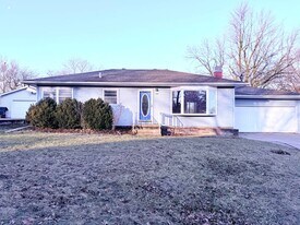 402 Beverly Hills St in Waterloo, IA - Building Photo