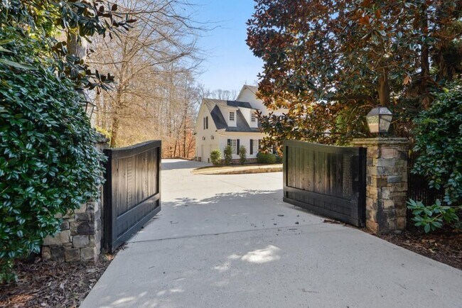 1124 Moores Mill Rd NW in Atlanta, GA - Building Photo - Building Photo