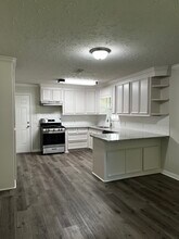 230 N Holly Ave in Cleveland, TX - Foto de edificio - Building Photo