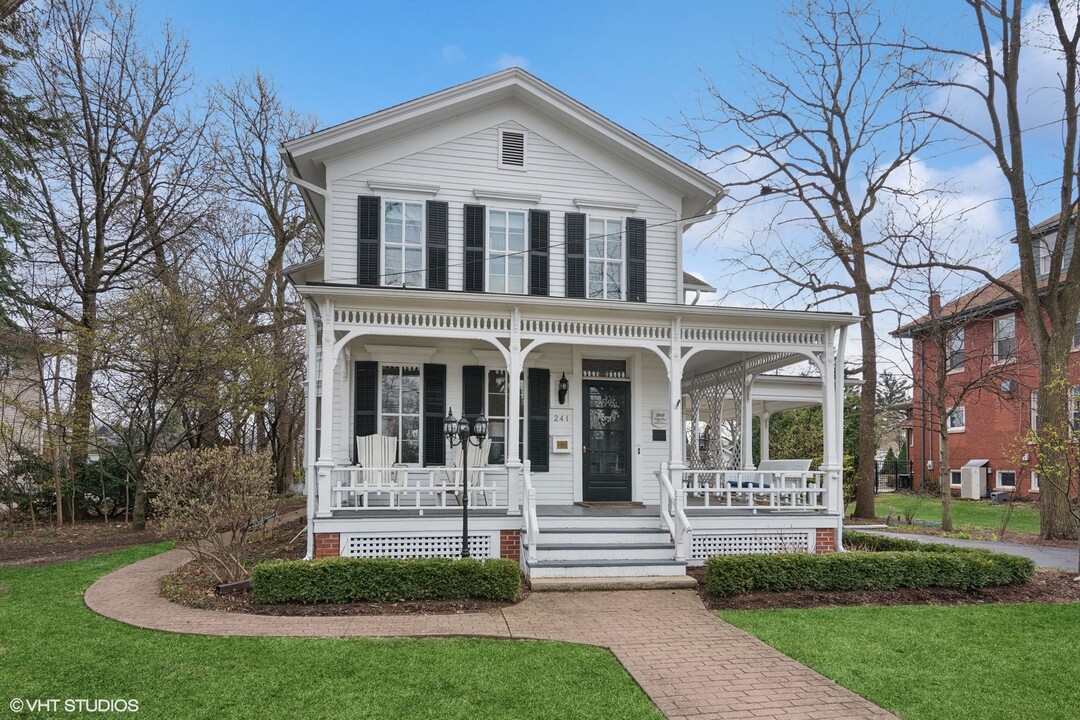 241 W Maple St in Lombard, IL - Building Photo