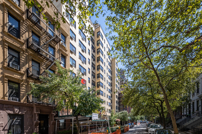 315 E 69th St in New York, NY - Building Photo - Building Photo