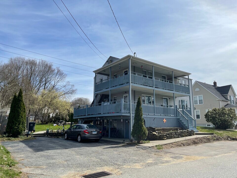 16 Maple St in Griswold, CT - Building Photo