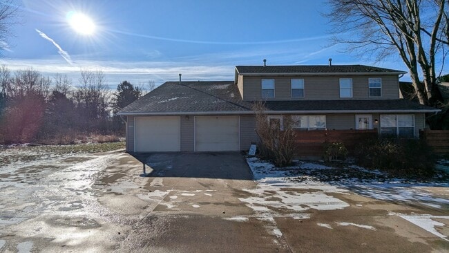 859 Kerns Dr NE in Bolivar, OH - Building Photo - Building Photo