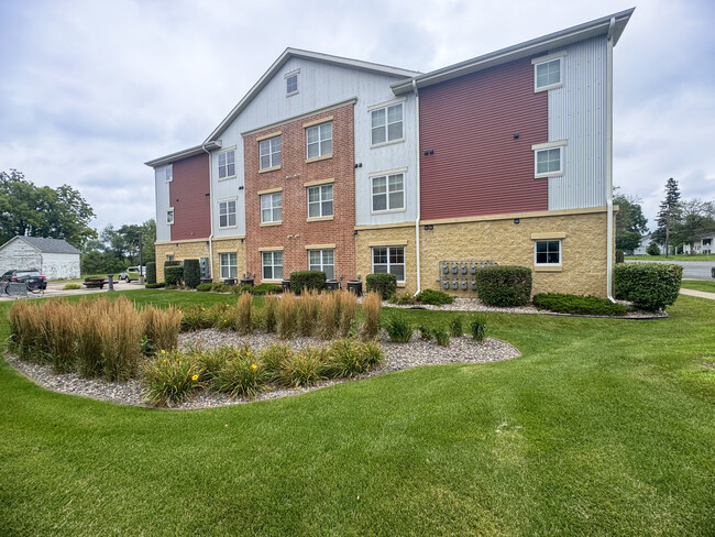 University Falls Student Housing in River Falls, WI - Foto de edificio - Building Photo
