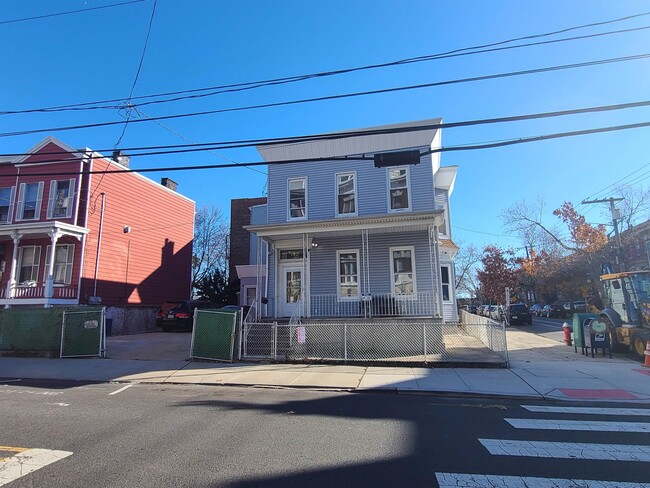 132 Chestnut Ave in Jersey City, NJ - Building Photo - Building Photo