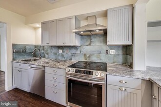 5516 Greentree Rd in Bethesda, MD - Building Photo - Building Photo