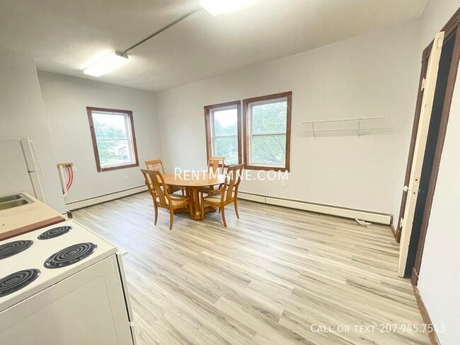 255 Main St in Old Town, ME - Foto de edificio - Building Photo