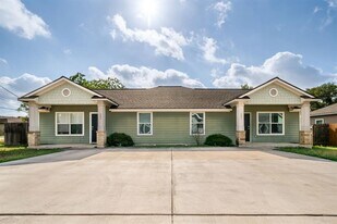 1237 Jefferson Ave in Seguin, TX - Building Photo