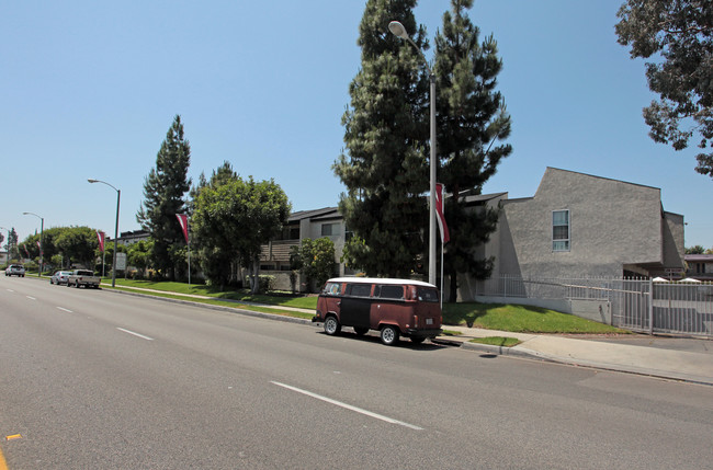 Woodbriar Apartments in Downey, CA - Foto de edificio - Building Photo