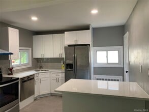 402 Leslie Ln in Uniondale, NY - Building Photo - Building Photo