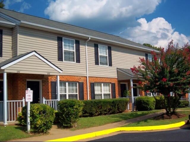 Jouett Square Townhomes in Louisa, VA | ApartmentHomeLiving.com