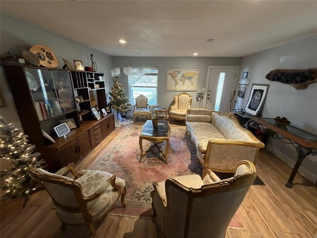 property at 809 Sussex Dr